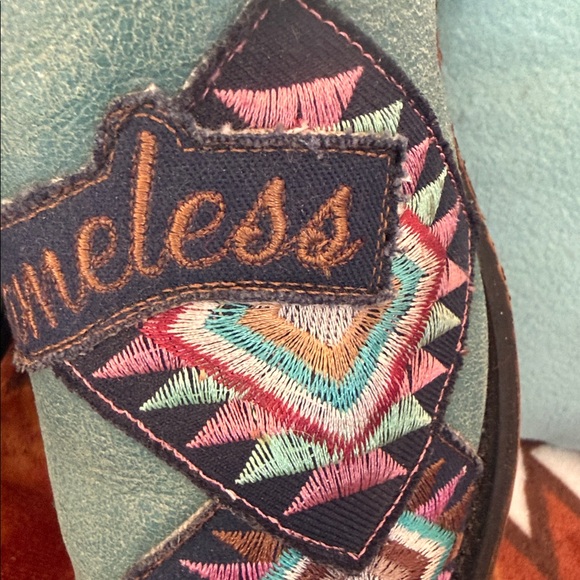 Laredo Women's Embroidered Mules - Teal and Black
Blameless
9.5 - Picture 8 of 9